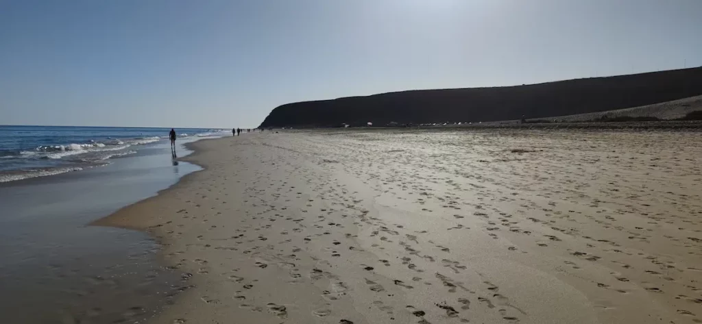 un tratto di spiaggia sulla costa calma